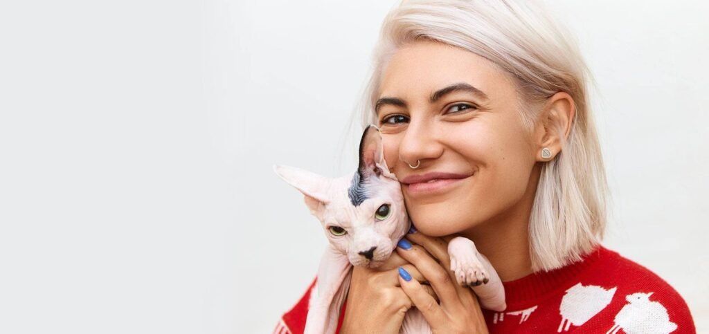 Mergina laiko mažą katyte – švelni šunų priežiūra su Pawscare